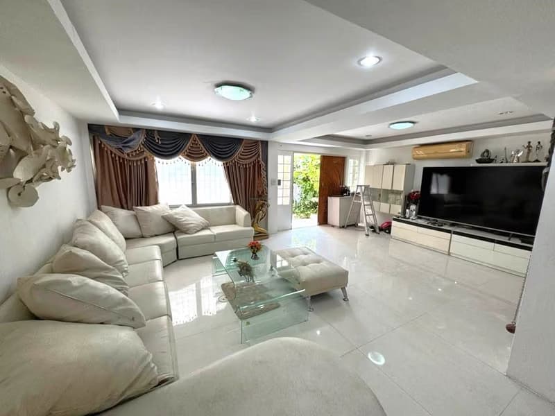 5 Bed Townhouse for Sale in Bang Rak