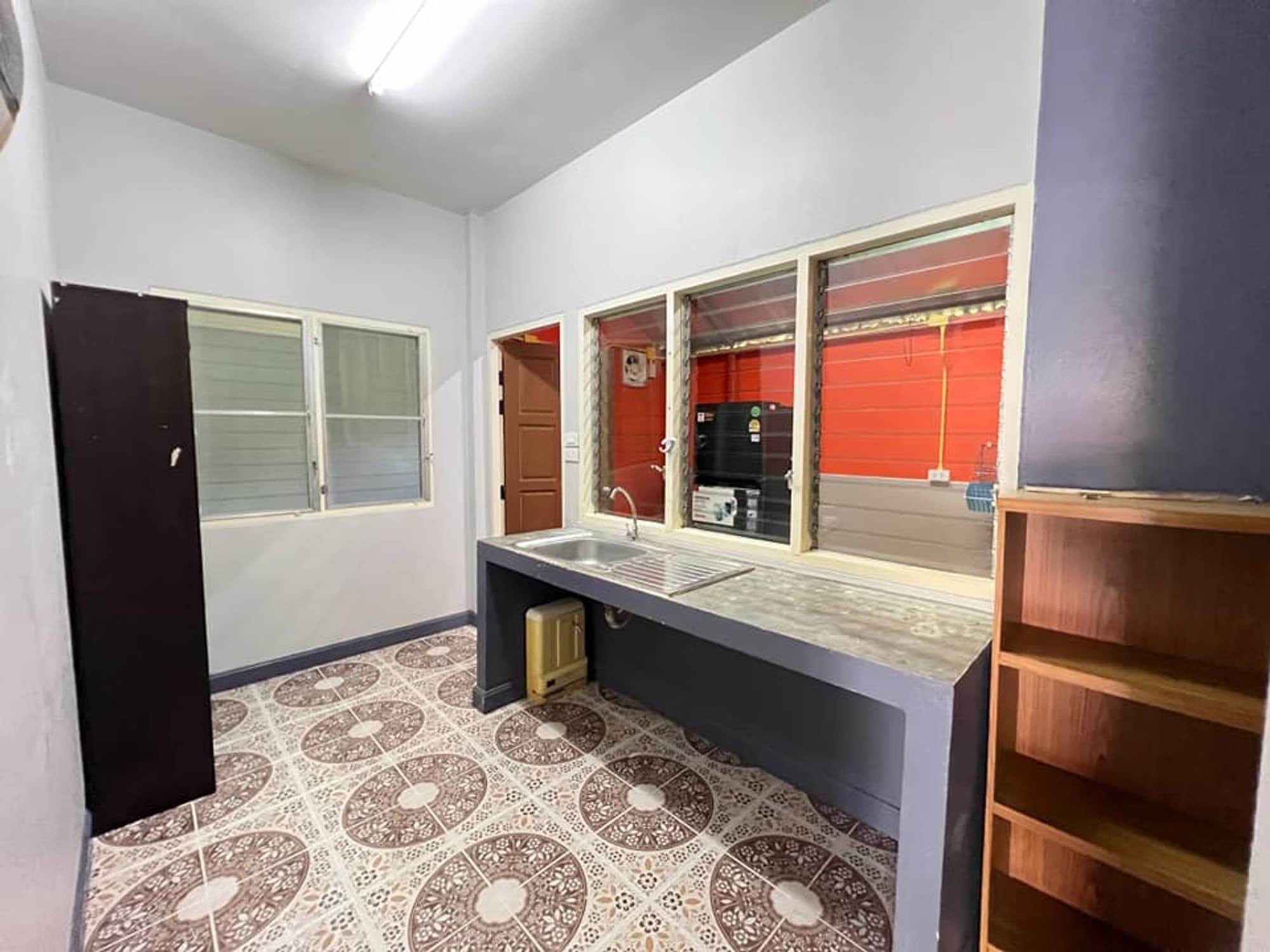 5 Bed House for Rent in Saraphi - Image 5