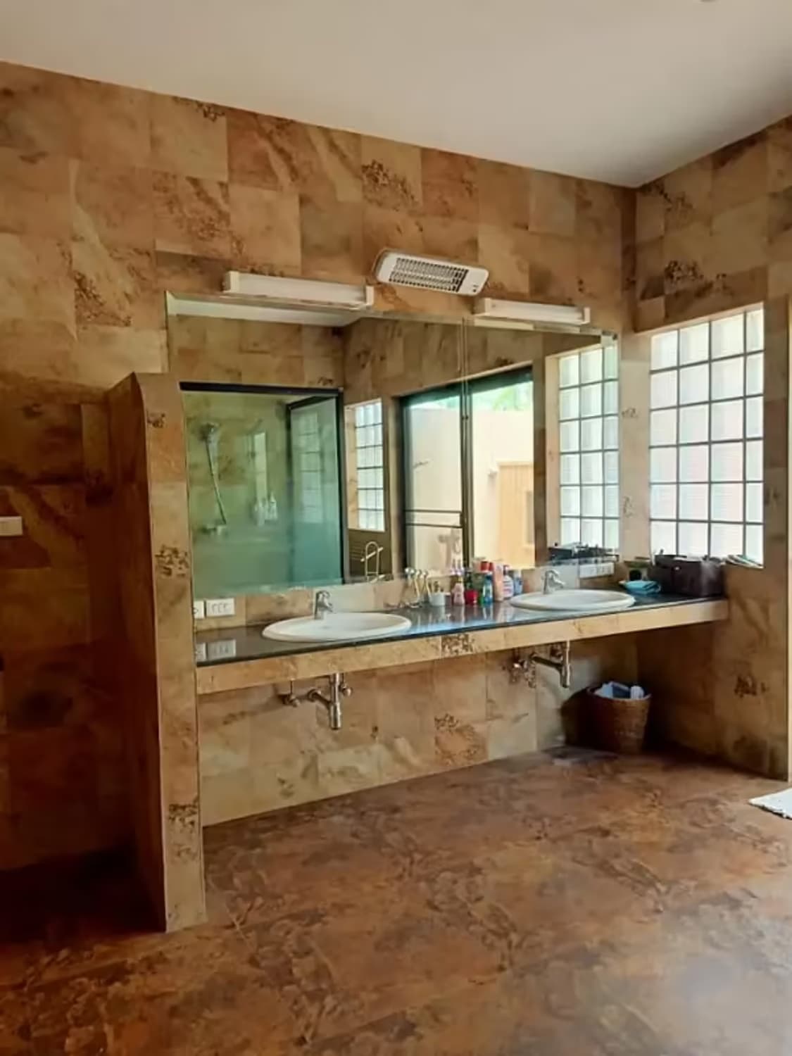 8 Bedroom House - Image 7
