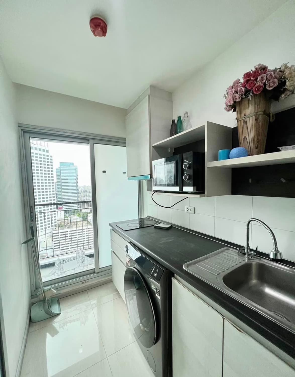 2 Bed Condo for Rent in Huai Khwang - Image 5