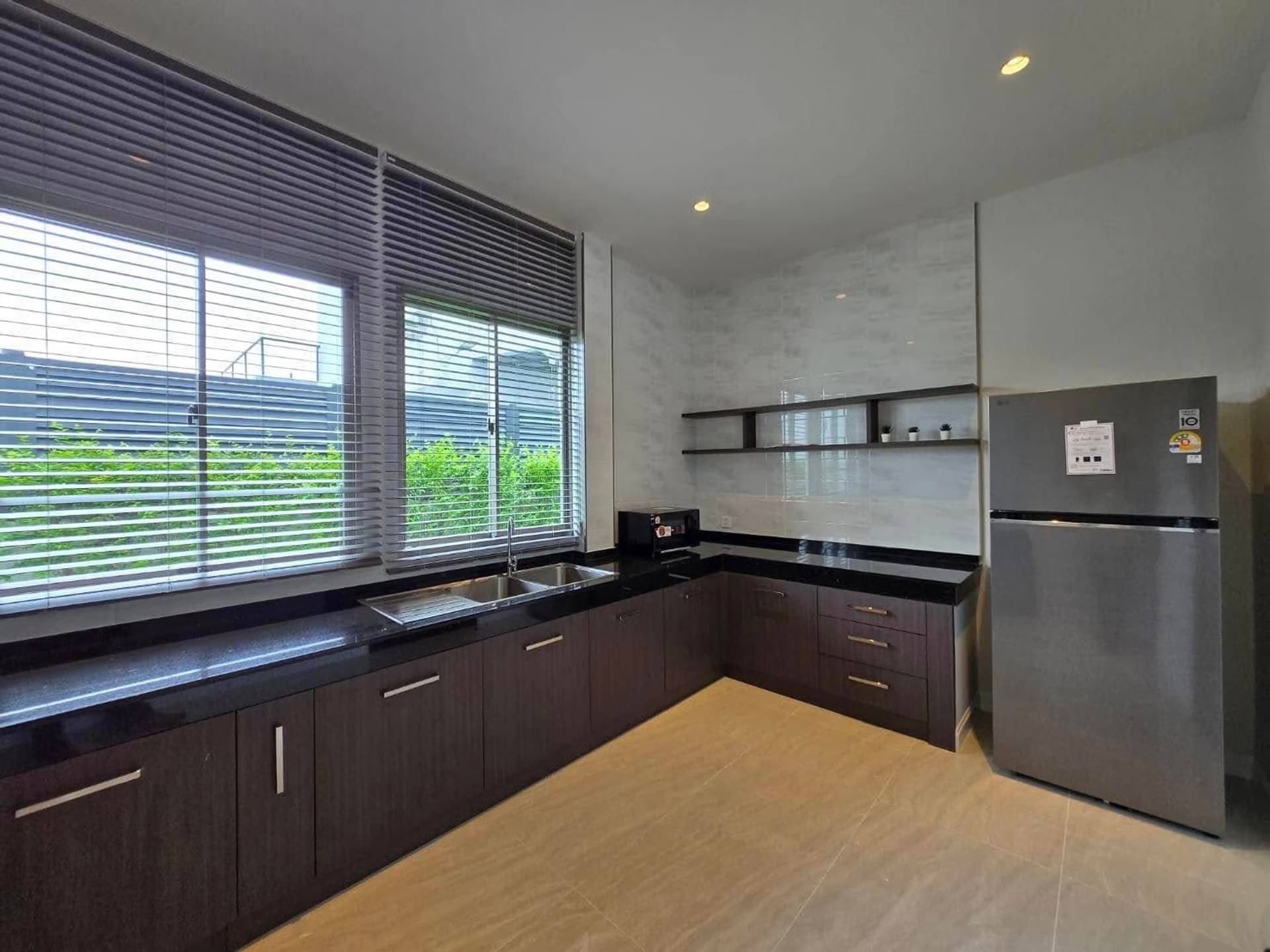 5 Bed House for Rent and Sale in Lat Krabang - Image 4