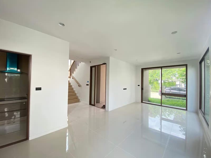 4 Bed House for Rent in Bang Kapi