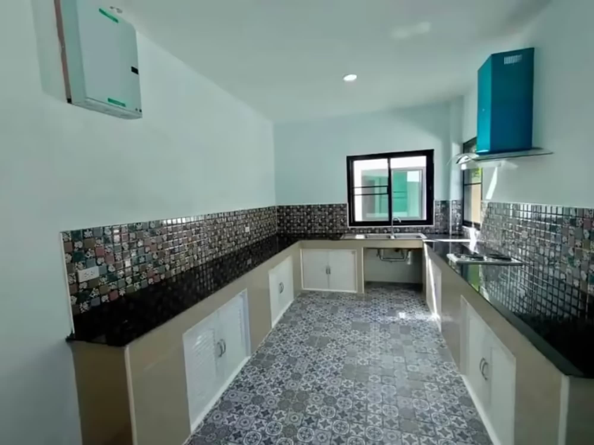 4 Bedroom House - Image 6