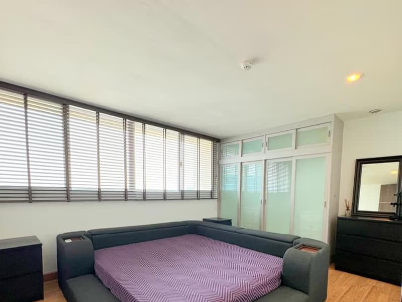 4 Bed Condo for Sale in Watthana