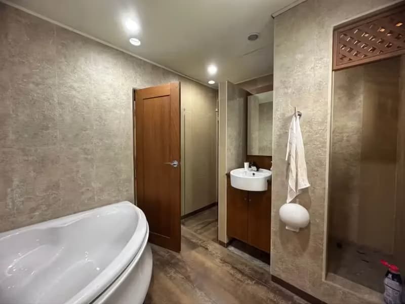 6 Bedroom House
