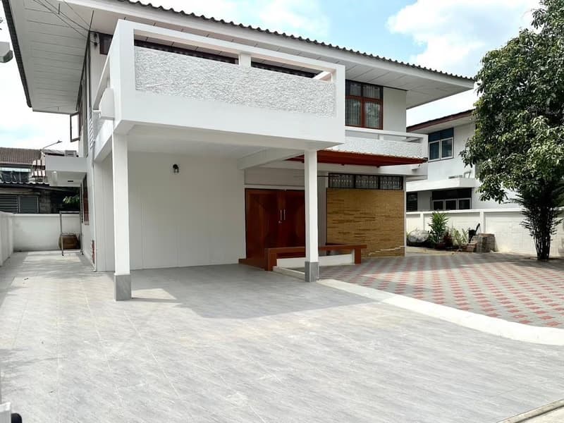 4 Bed House for Rent in Phra Khanong
