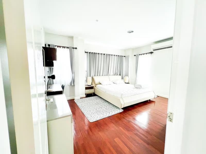 Pool villa house for rent in a frame