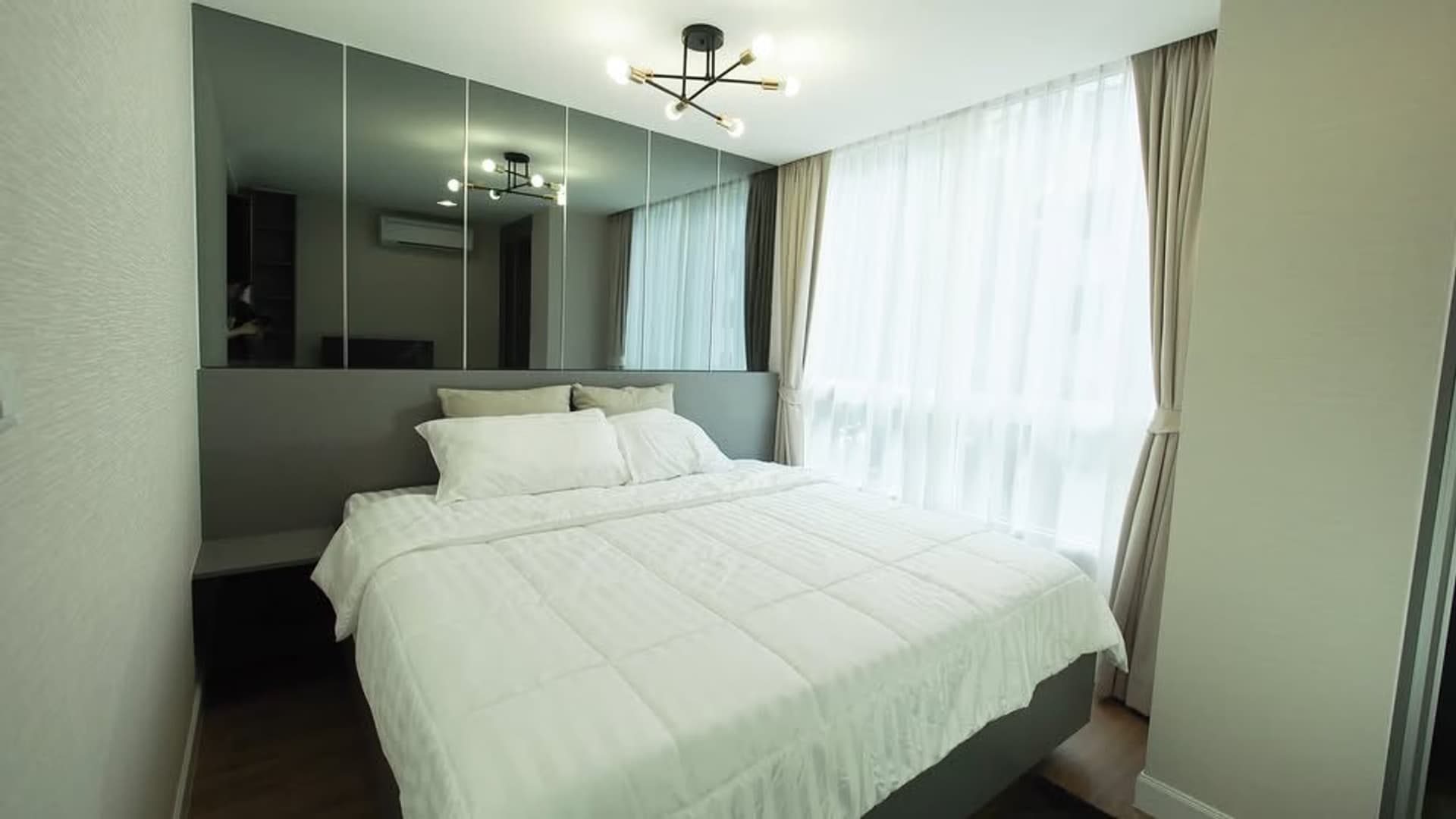 4 Bed Condo for Rent in Khlong San - Image 7
