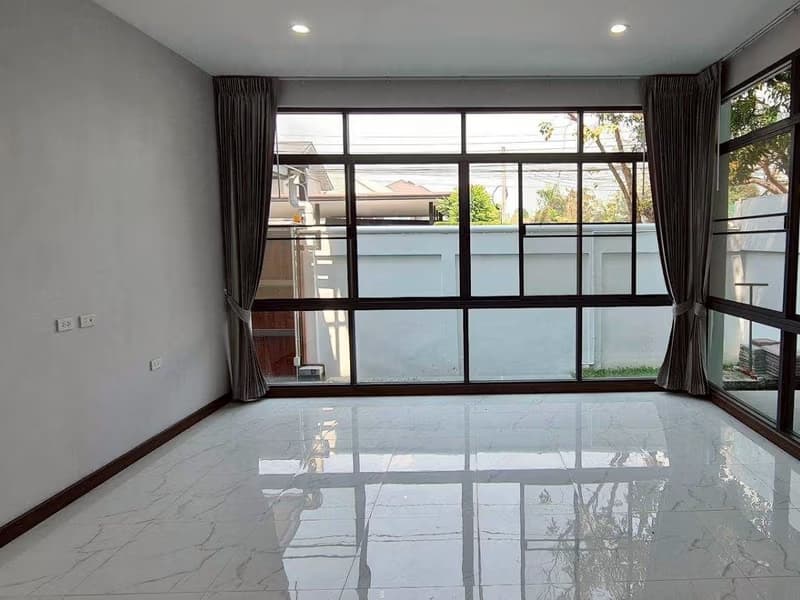 4 Bed House for Rent in Watthana