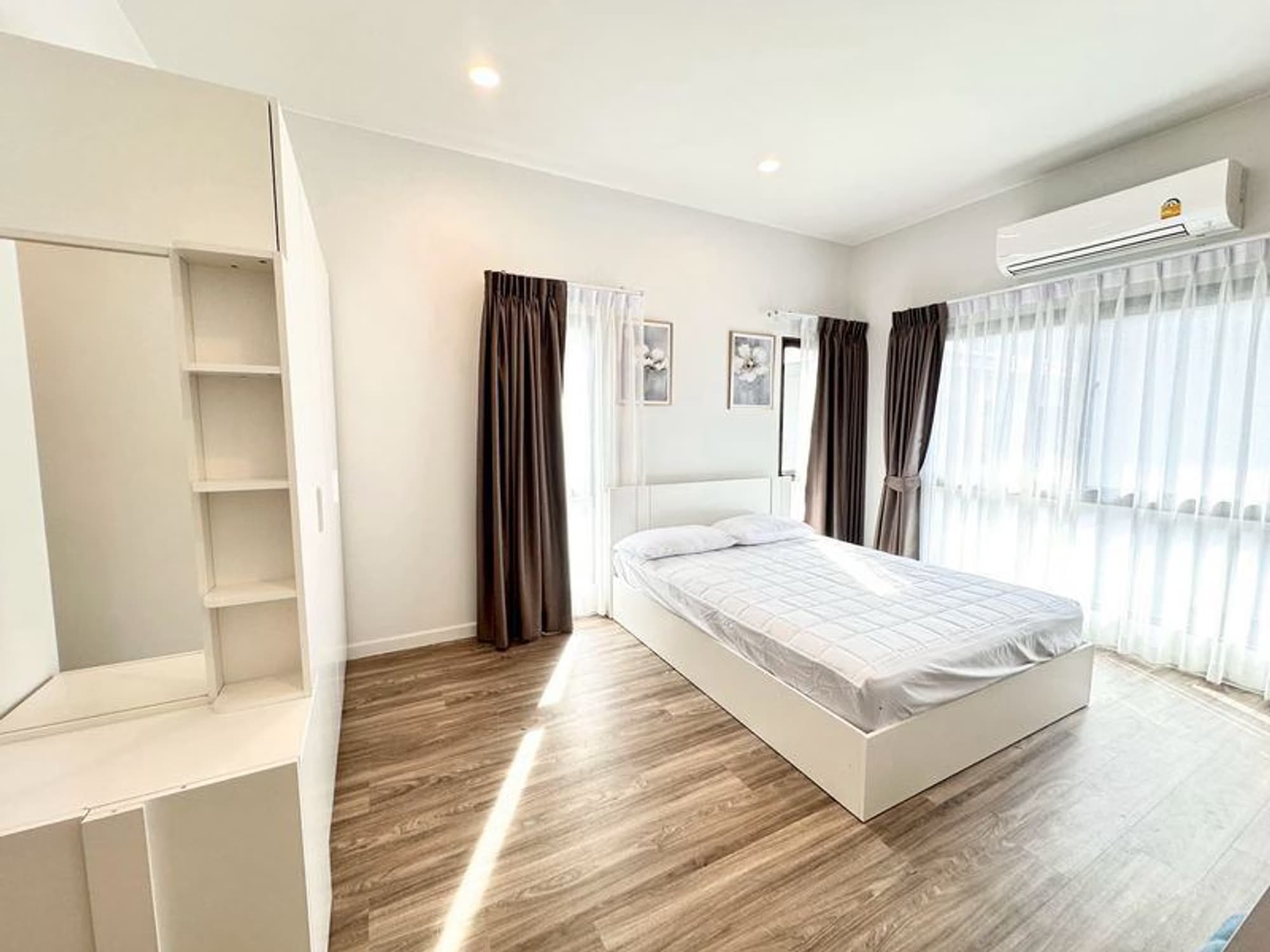 4 Bed House for Rent in Bang Kapi - Image 11