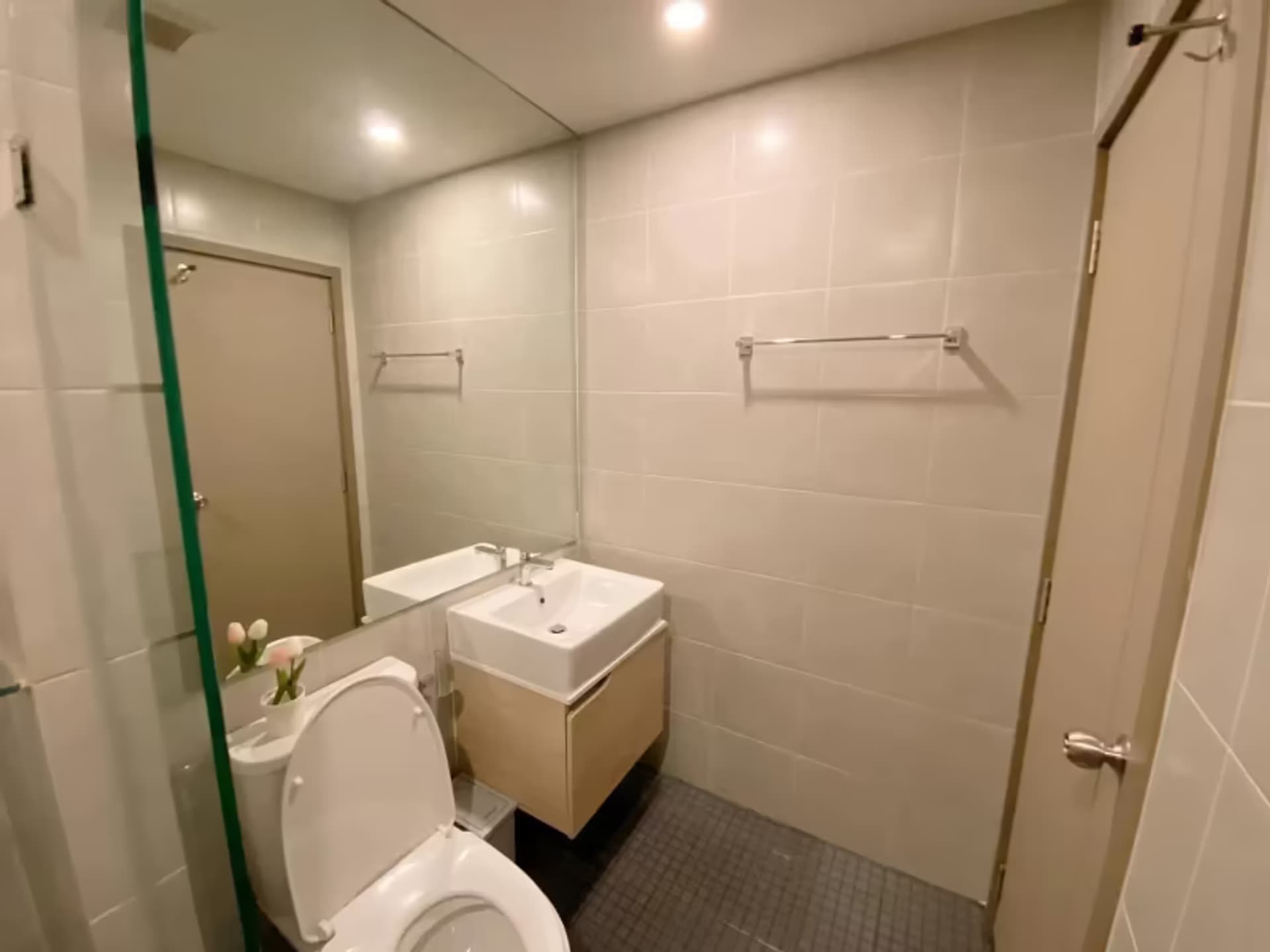 1 Bedroom Condo - Image 1