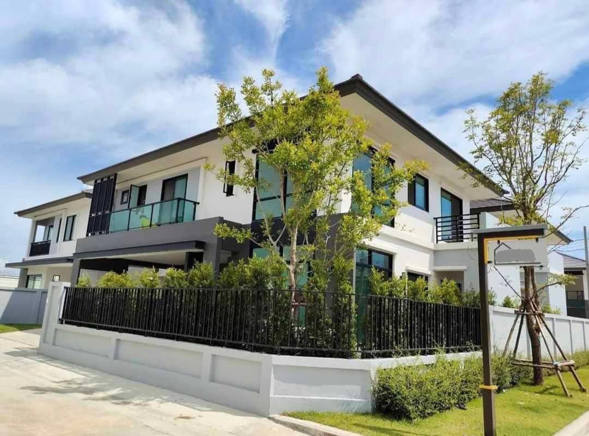 4 Bed House for Rent in Bang Phli - Image 1
