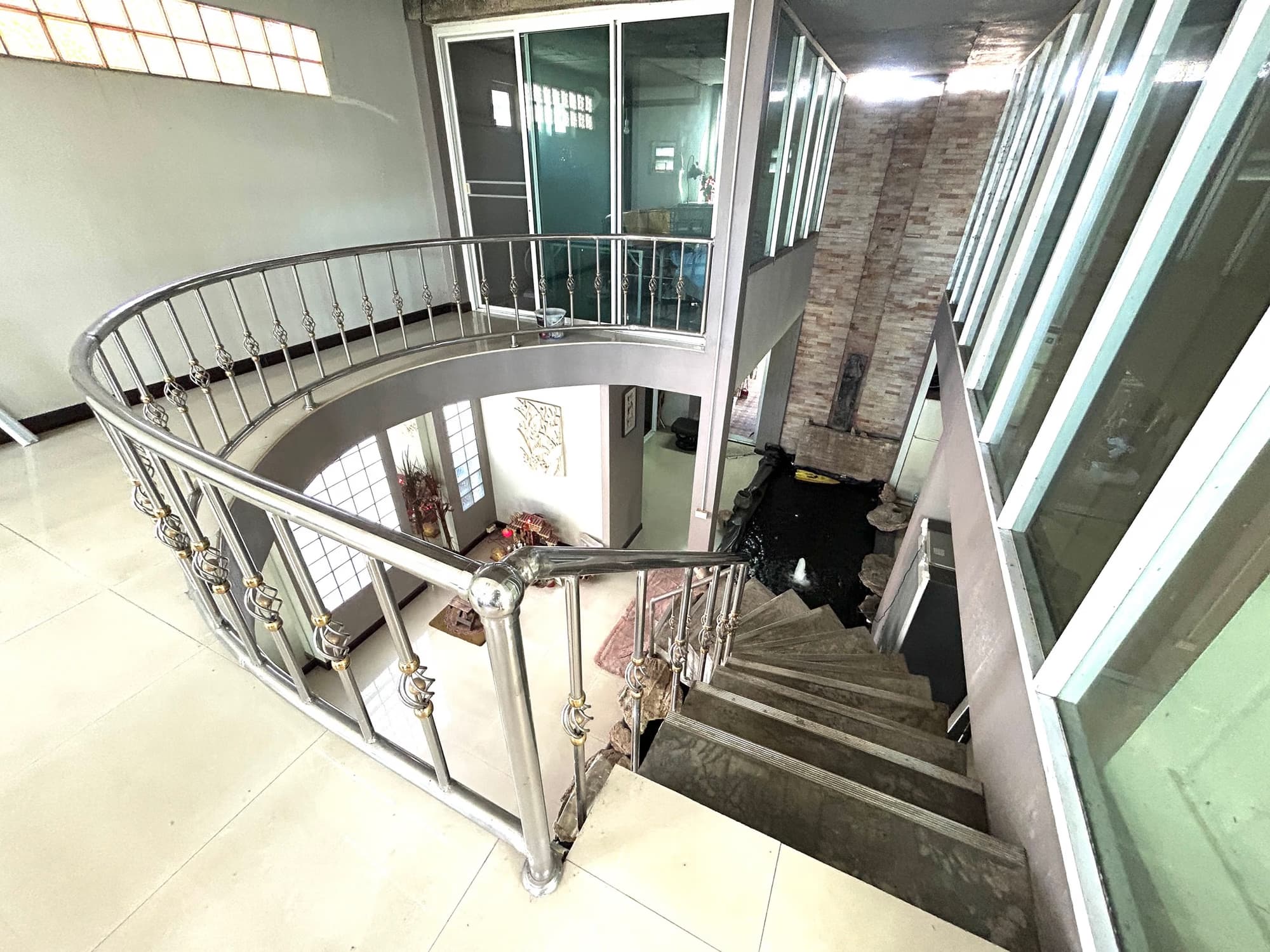 4 Bedroom Commercial - Image 4