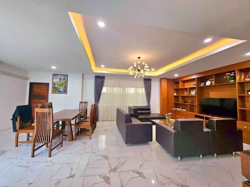6 Bed House for Rent in San Sai