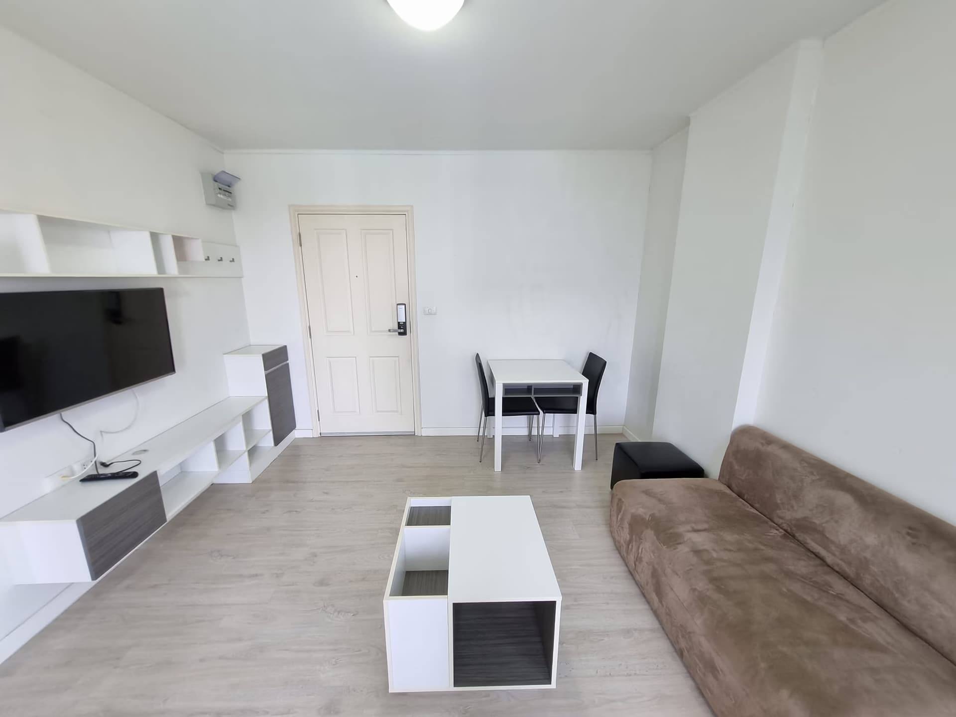 Condo for Rent at DCondo Sign - Image 3