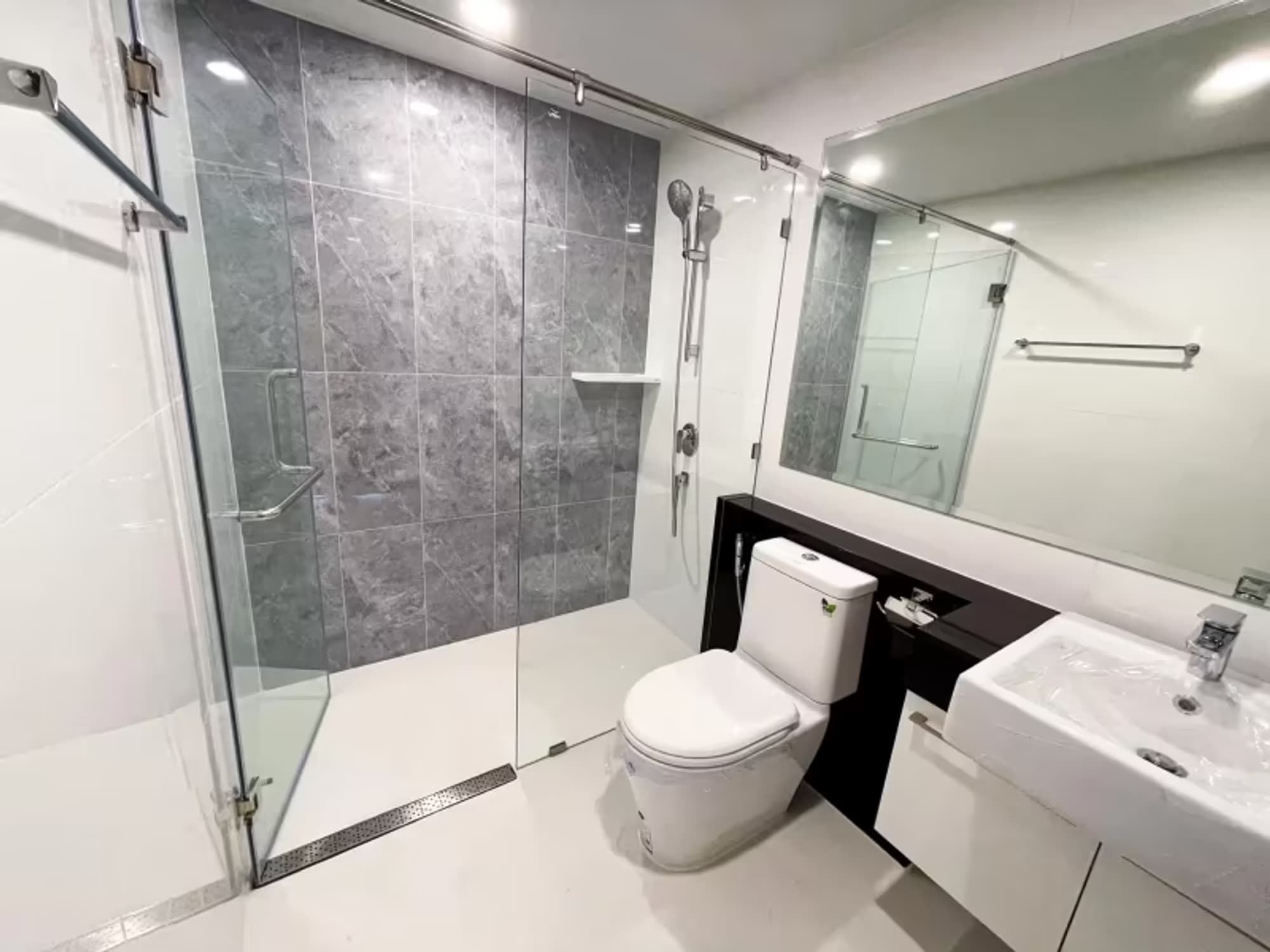1 Bedroom Condo - Image 1