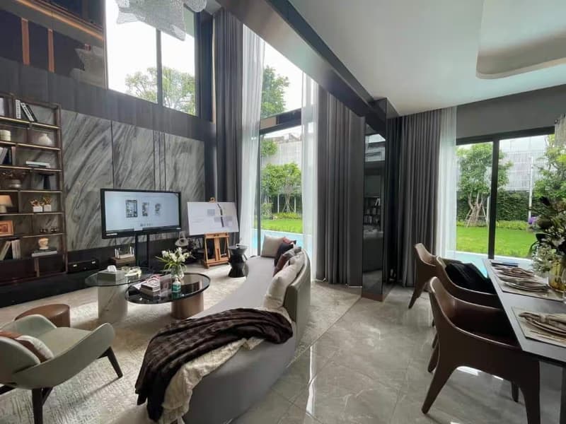 5 Bed House for Rent in Bang Na