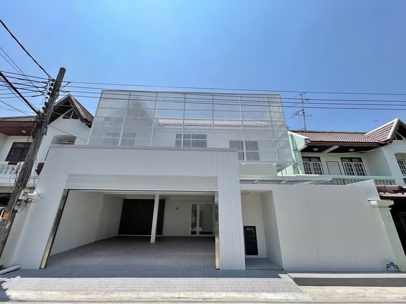 4 Bed House for Sale in Huai Khwang