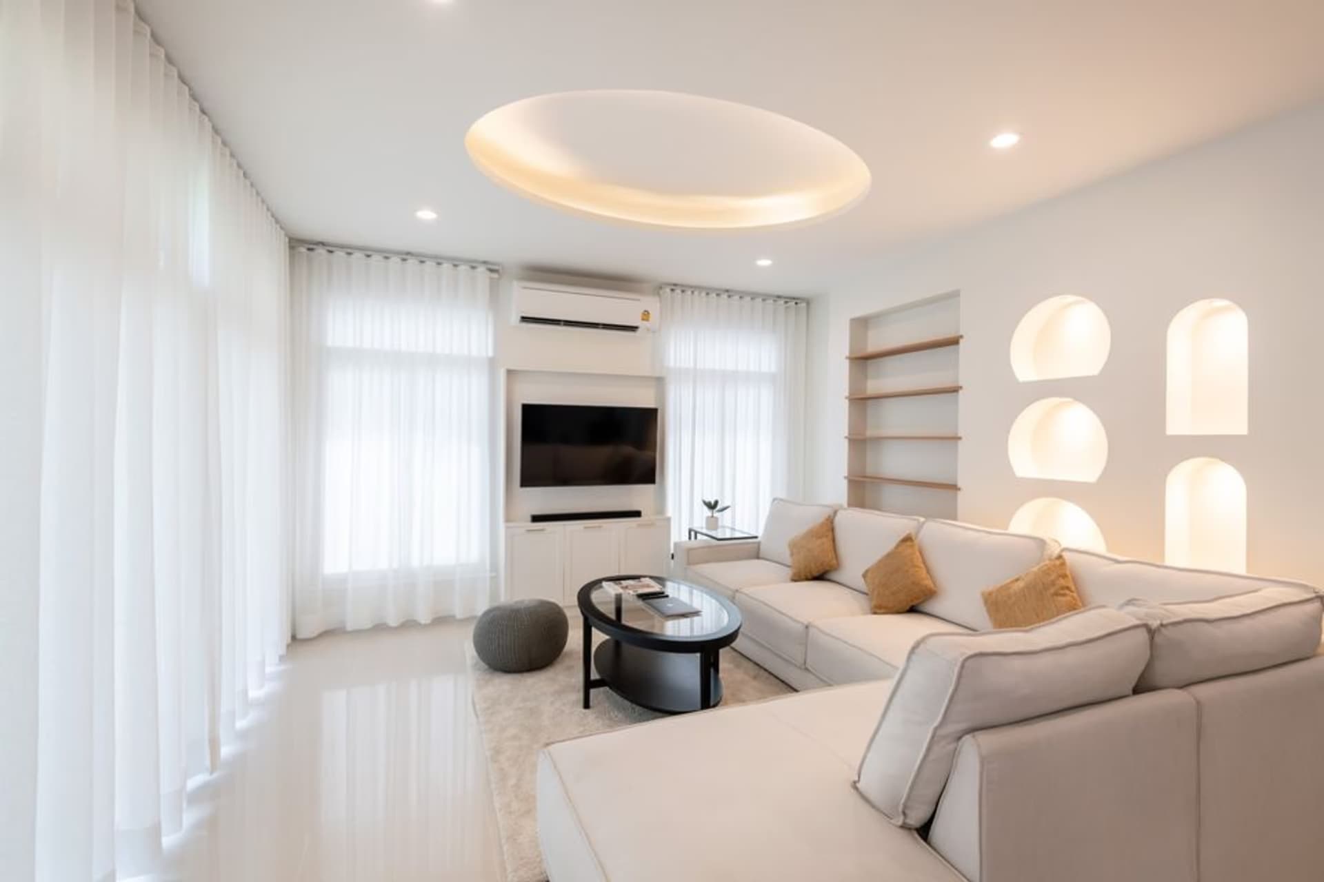 4 Bed House for Rent and Sale in Saphan Sung - Image 2