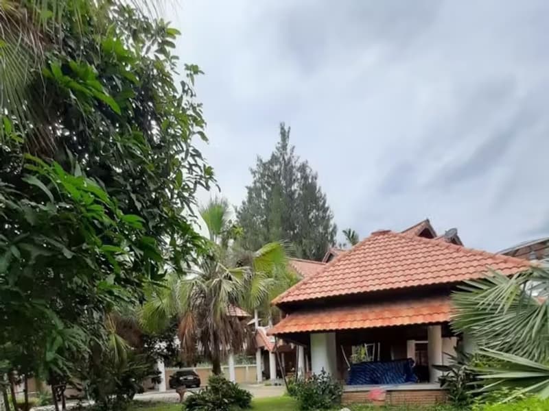 6 Bedroom House