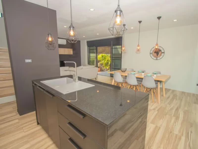 Contemporary 5-Bedroom House for Sale near Kad Farang