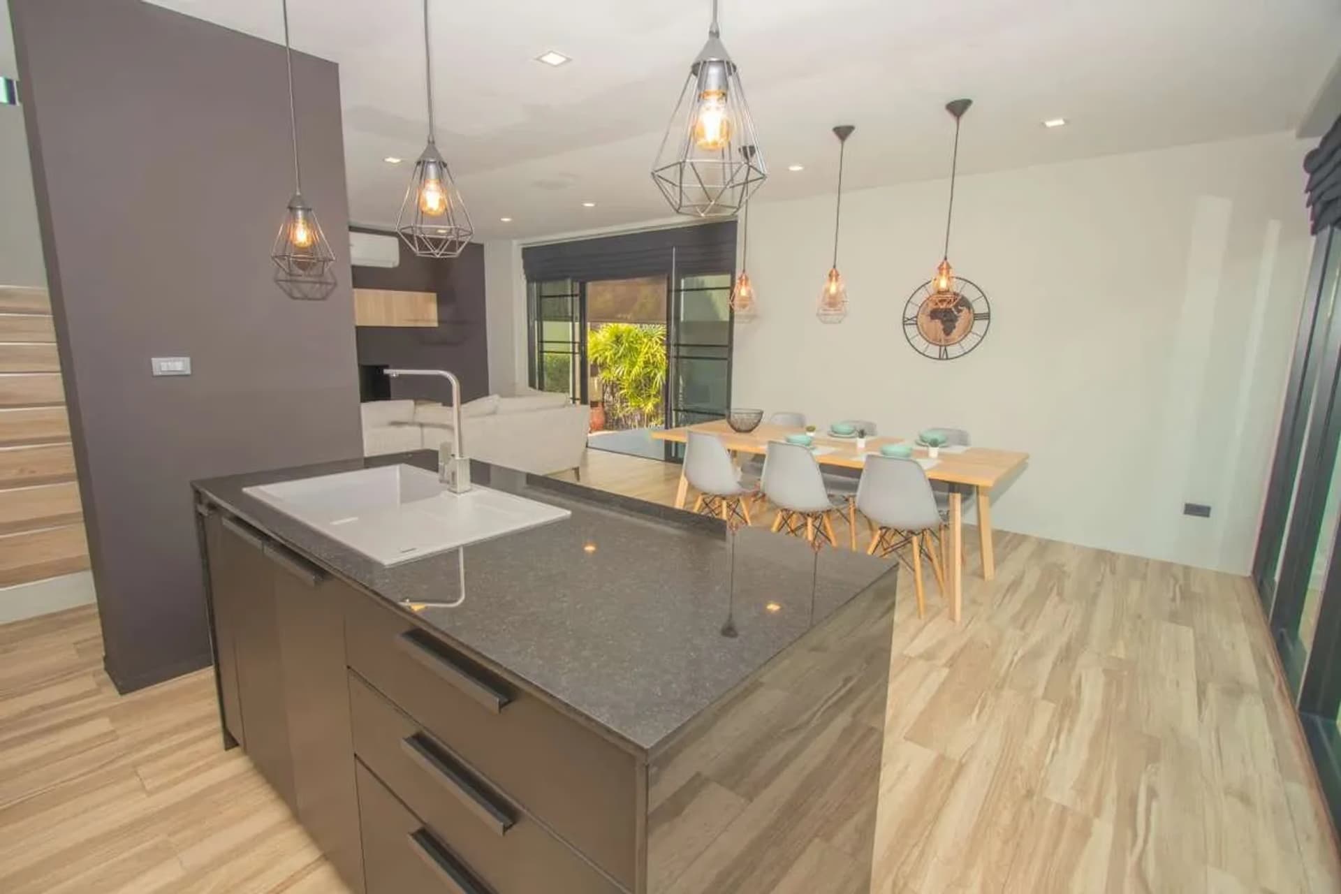 Contemporary 5-Bedroom House for Sale near Kad Farang - Image 15