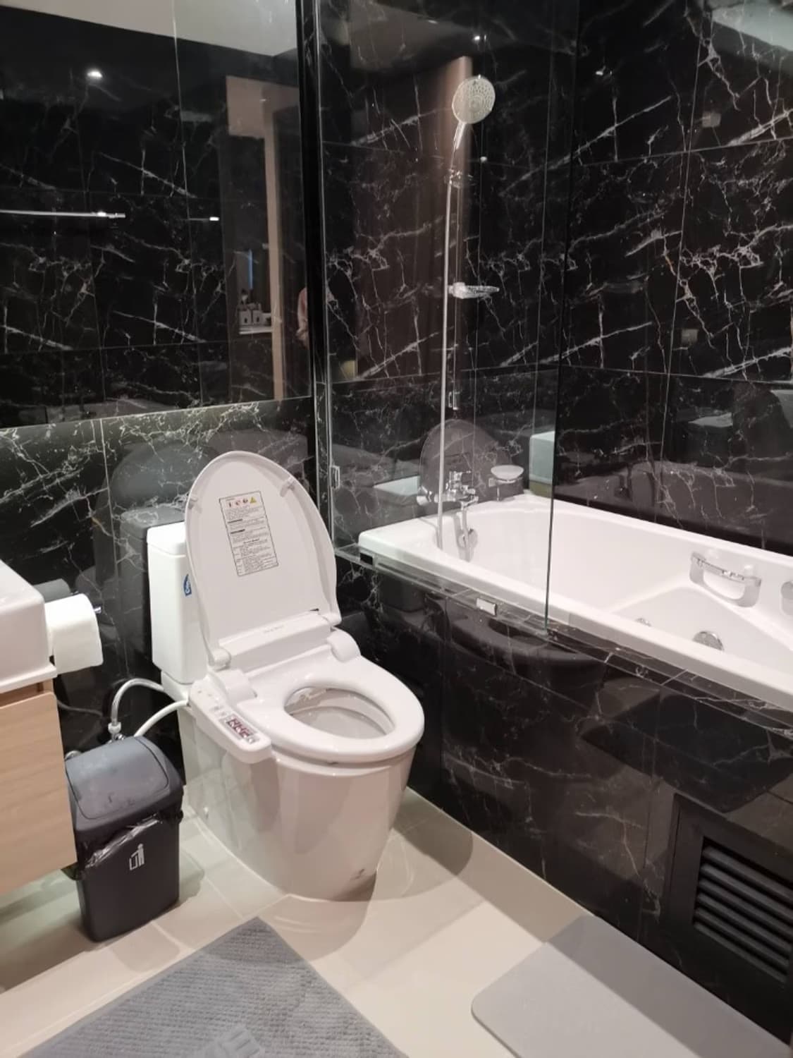 2 Bed Condo for Sale in Bang Rak - Image 8