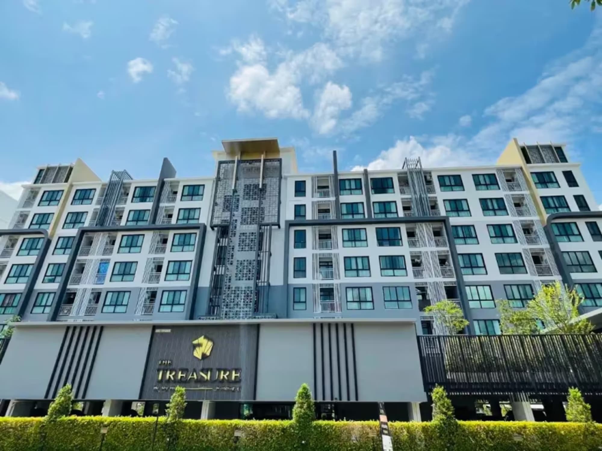 1 Bedroom Condo - Image 1