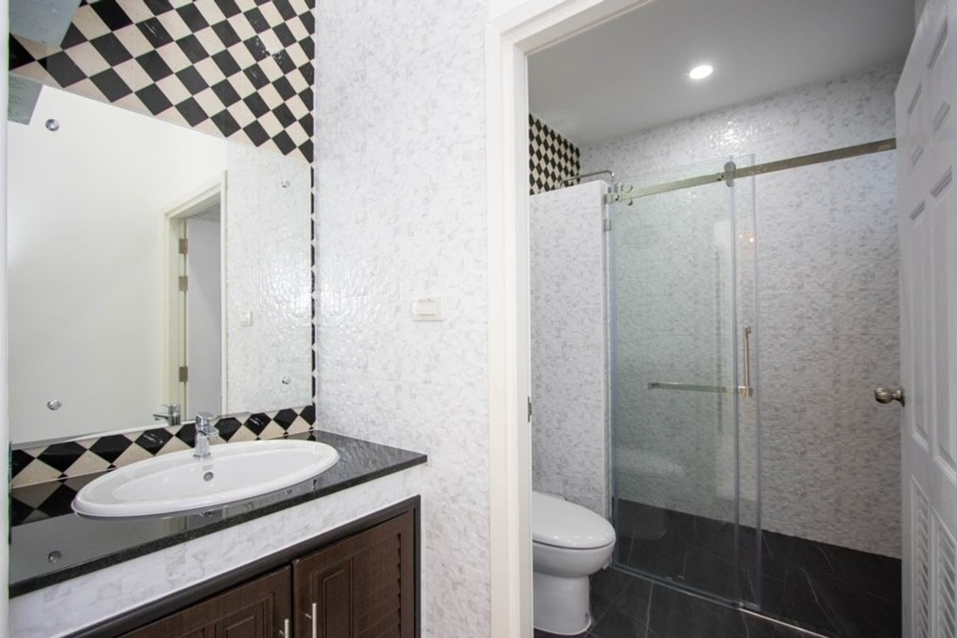 2 Bed House for Rent in Mueang Chiang Mai - Image 15