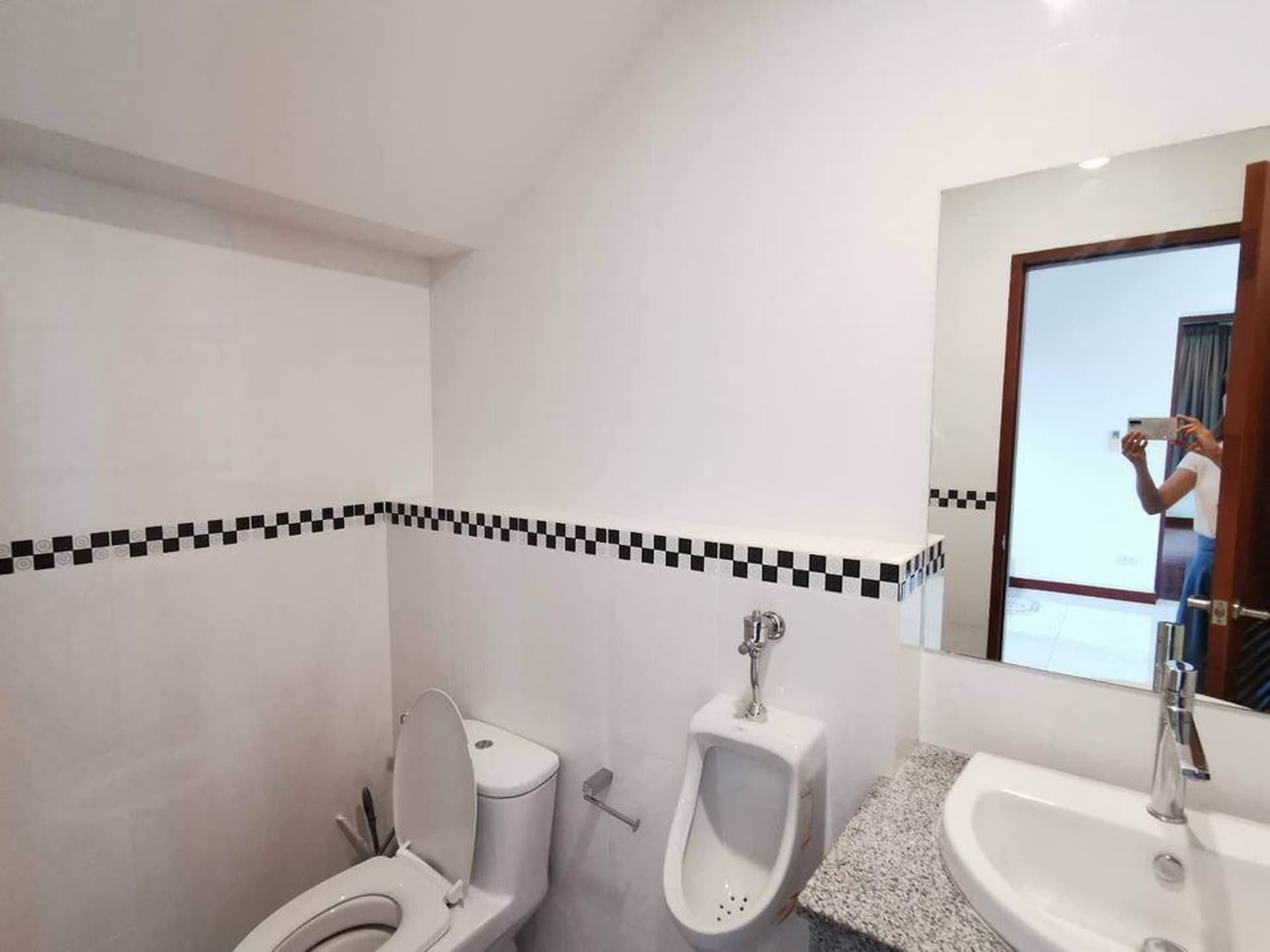 4 Bedroom House - Image 29