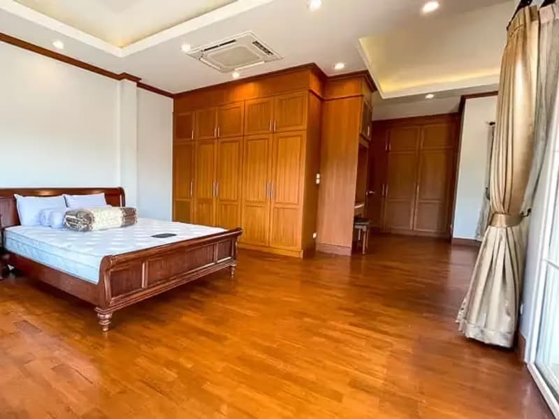 5 Bedroom House