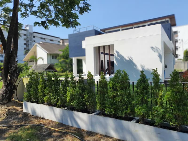 5 Bed House for Rent and Sale in Phra Khanong