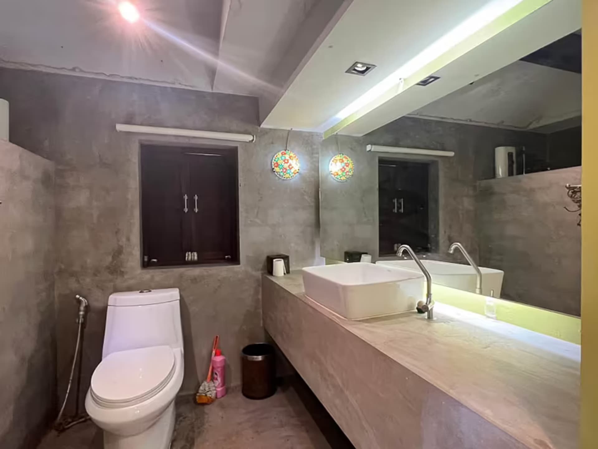 6 Bedroom House - Image 22