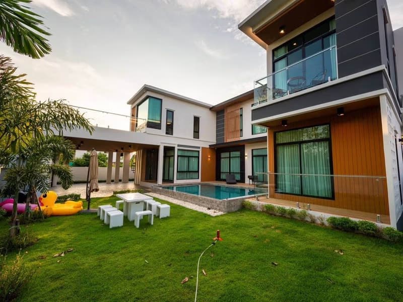 5 Bed House for Rent in San Sai