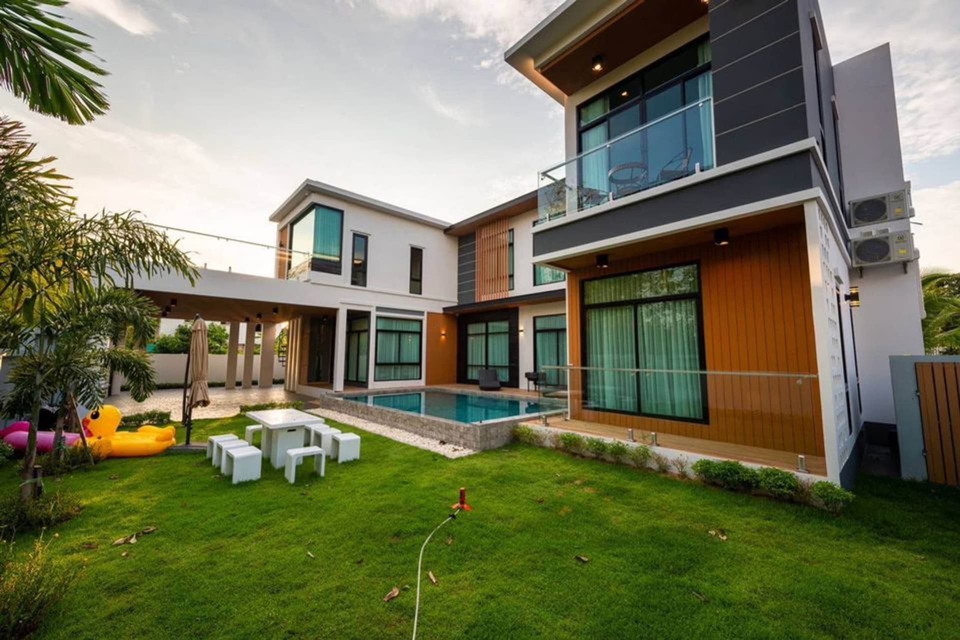 5 Bed House for Rent in San Sai - Image 3