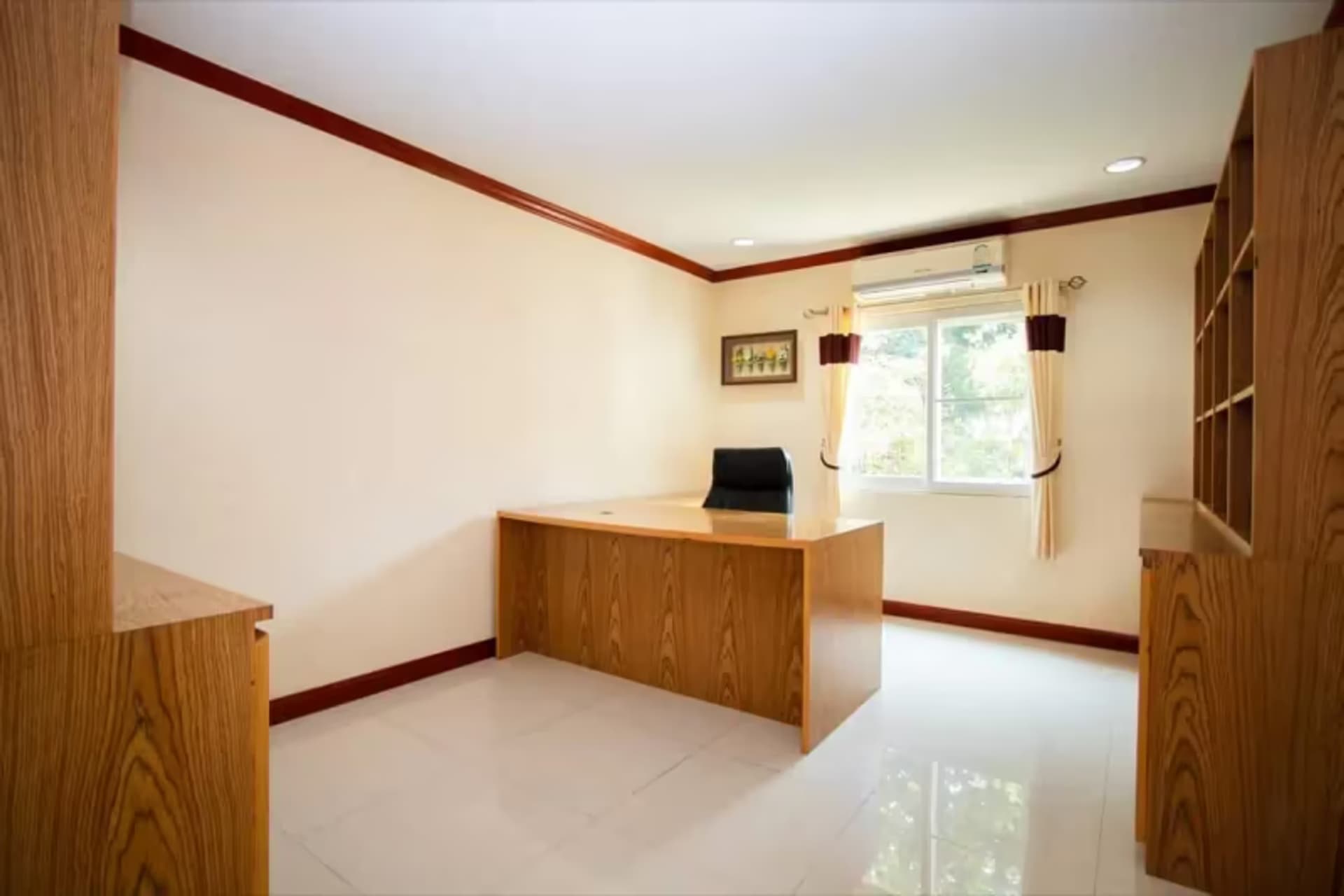6 Bedroom House - Image 3