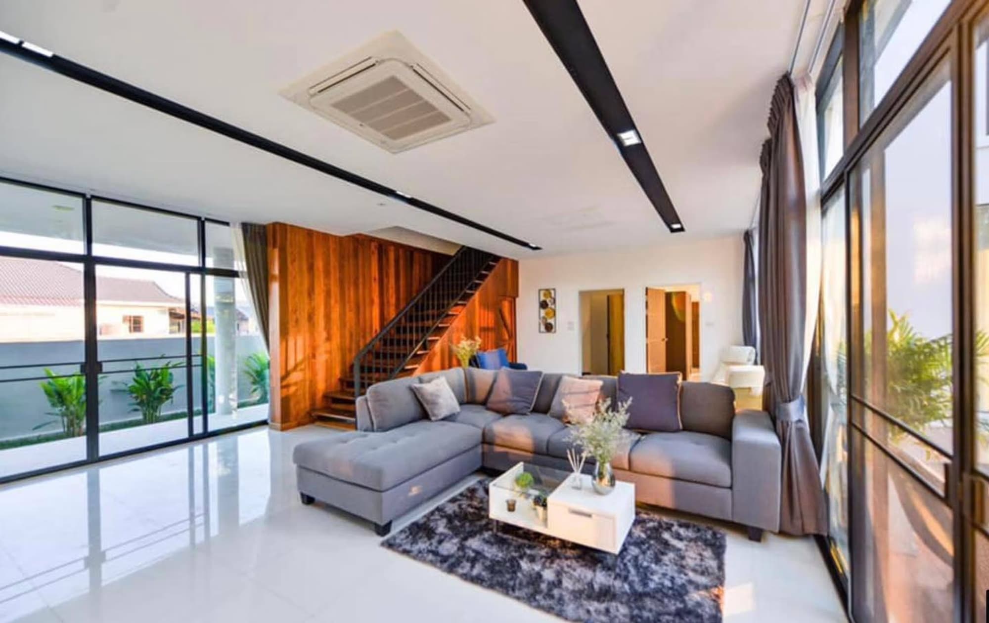 6 Bedroom House - Image 3