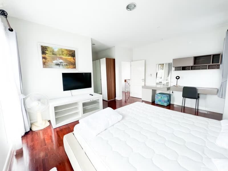 Pool villa house for rent in a frame