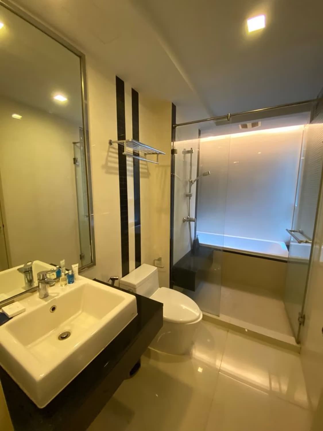 Condo for Rent at BEVERLY  33 - Image 9