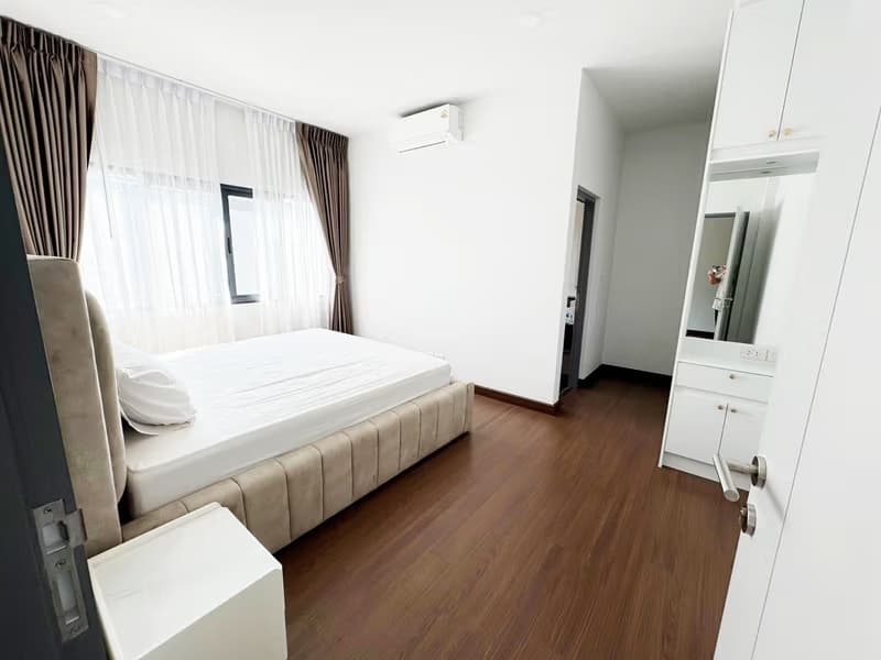 5 Bed House for Rent in Bang Phli