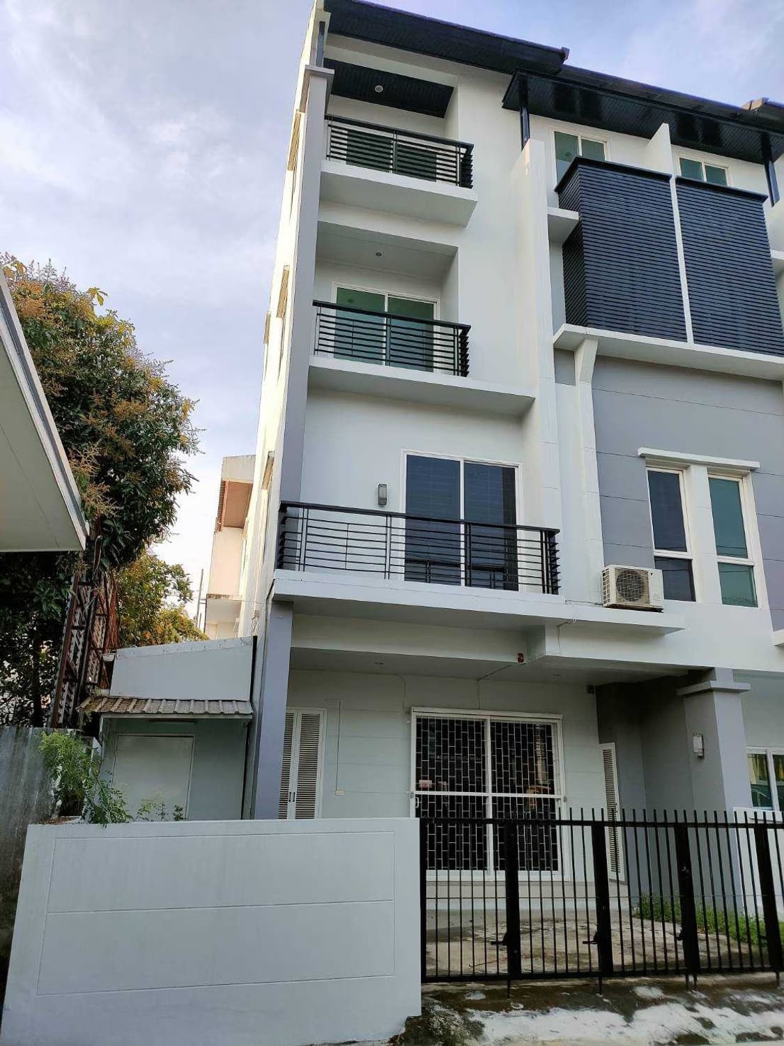 5 Bed Townhouse for Rent in Prawet - Image 1