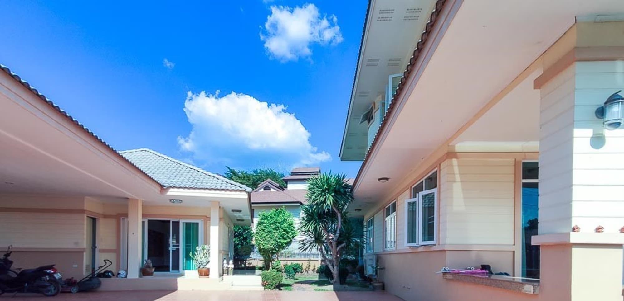 7 Bedroom House - Image 1