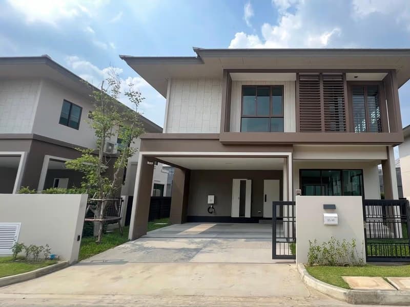 4 Bed House for Rent in Bang Kapi