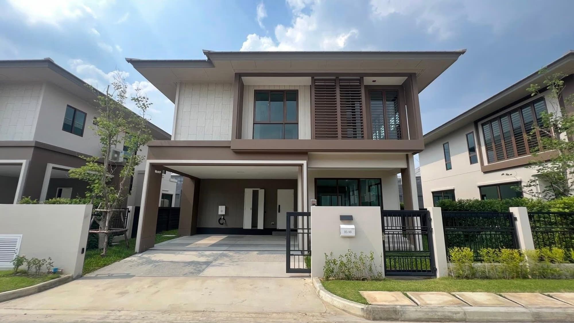 4 Bed House for Rent in Bang Kapi - Image 1
