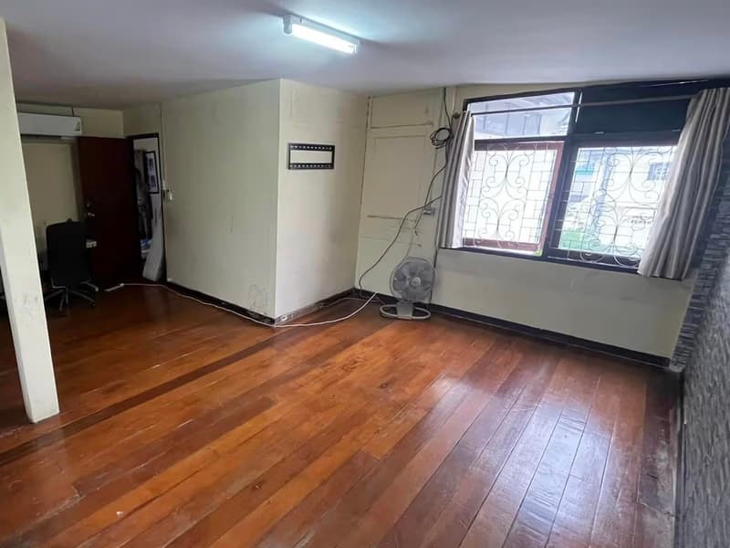 4 Bed House for Sale in Phra Nakhon