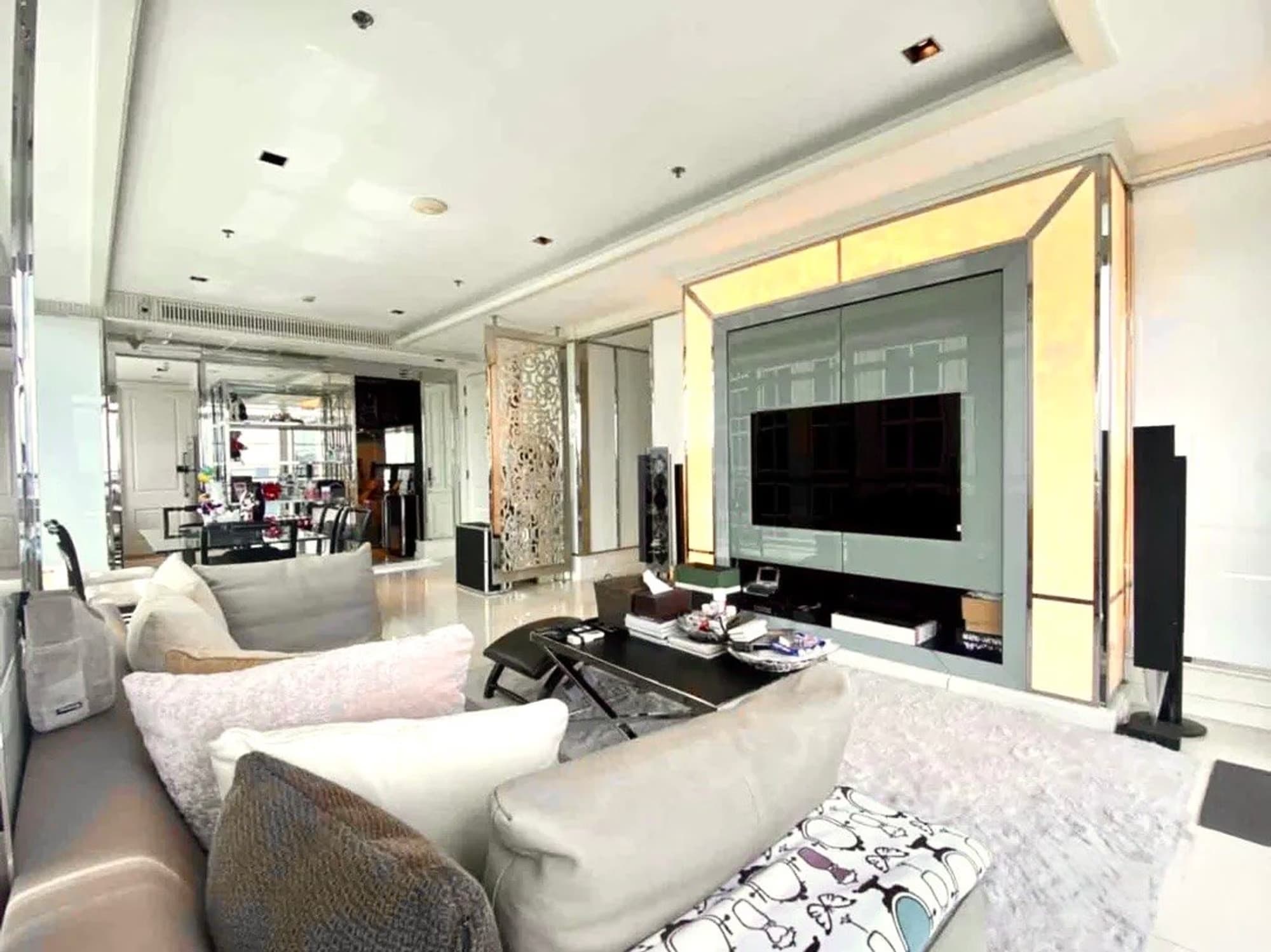 3 Bed Condo for Rent in Pathum Wan - Image 1