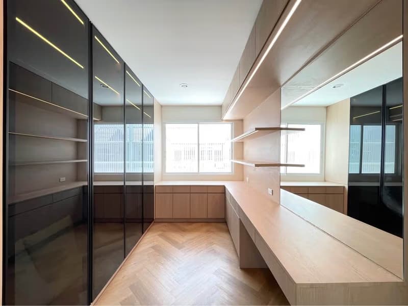 4 Bed House for Sale in Huai Khwang