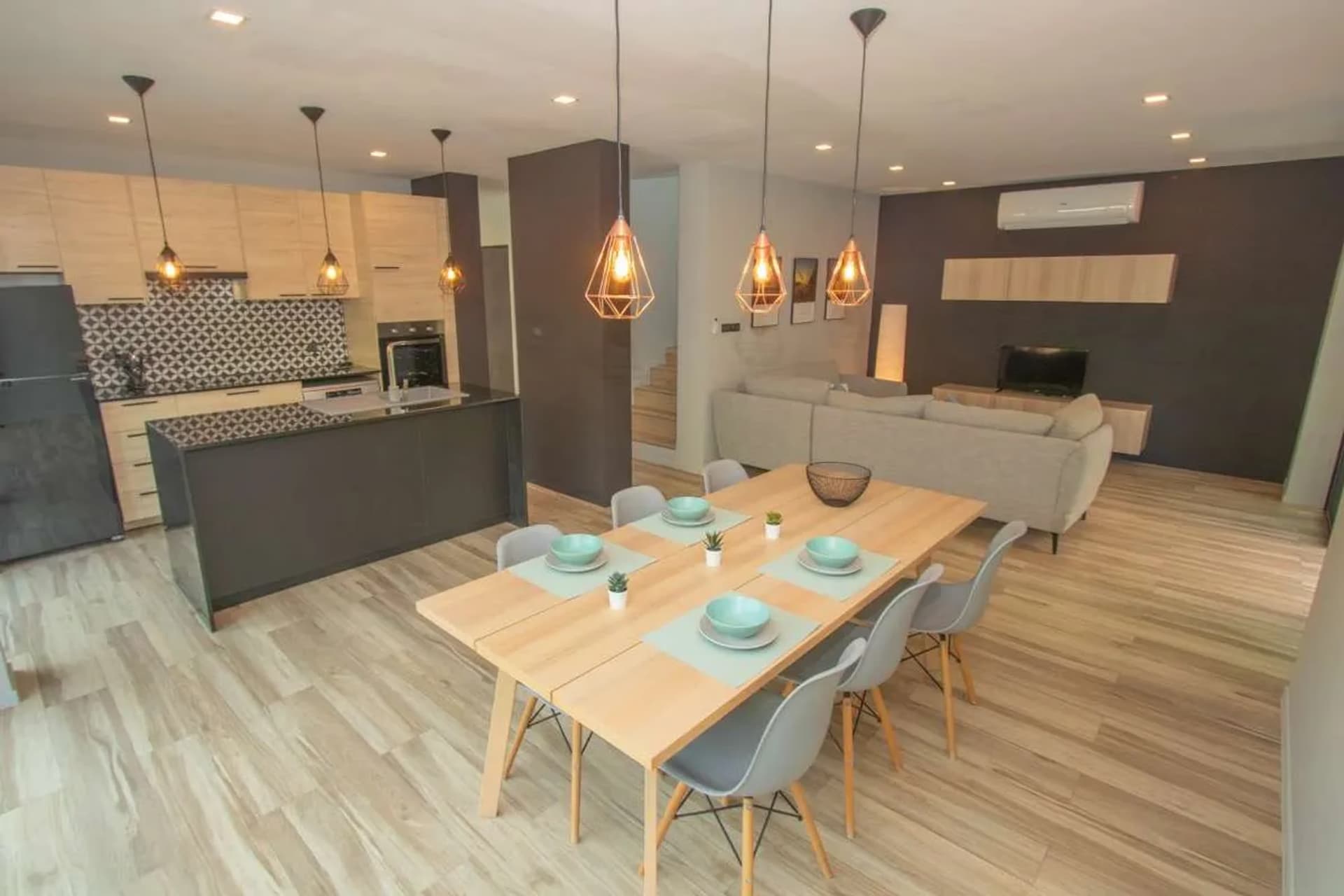 Contemporary 5-Bedroom House for Sale near Kad Farang - Image 3