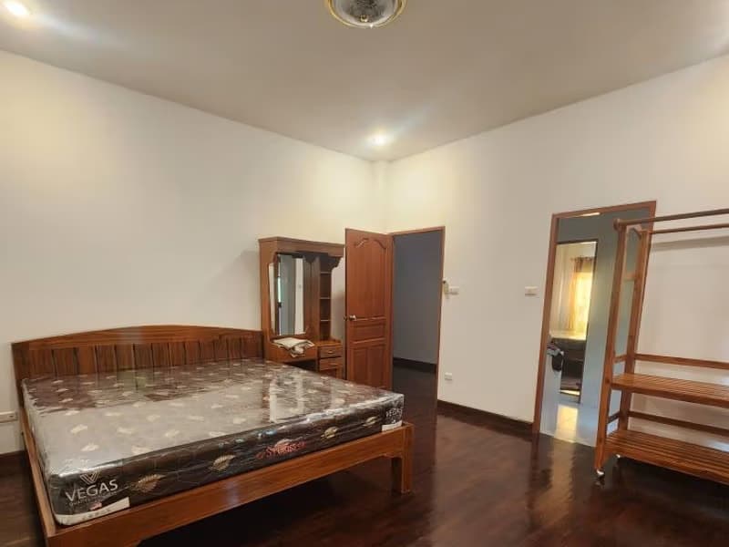 5 Bed House for Rent in Mueang Chiang Mai