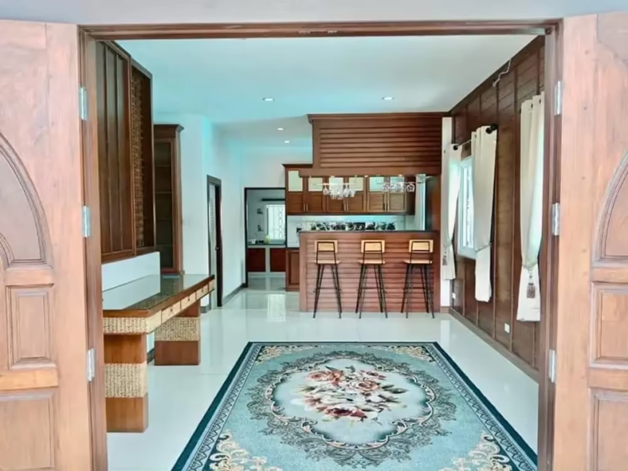 5 Bedroom House - Image 7
